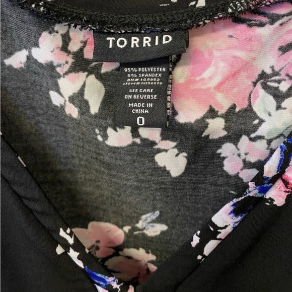 Torrid Womens Black Floral Flutter Sleeve V‎ Neck Peplum Top Size 0 (XL) - Picture 4 of 6